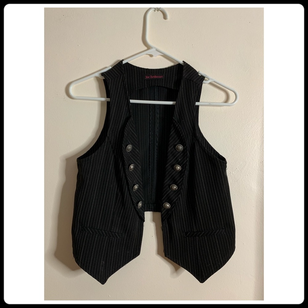 Joe Benbasset stripped vest